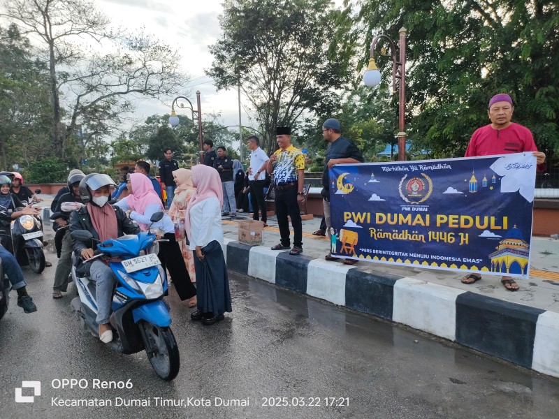 Tebar Kebaikan, PWI Dumai Bagikan Ratusan Paket Takjil kepada Masyarakat