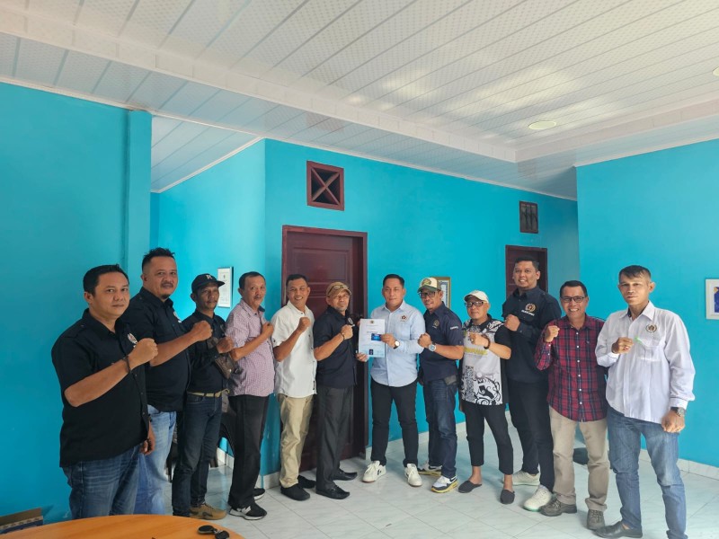 Enam Wartawan Dumai Terima Kartu Anggota Muda PWI, Ketua PWI Dumai: Jaga Marwah Organisasi