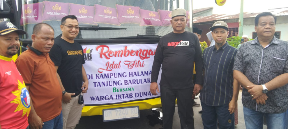 Ketua IKTD Dumai Yuhandri, Lepas Keberangkatan Warga IKTAB Mudik Lebaran.