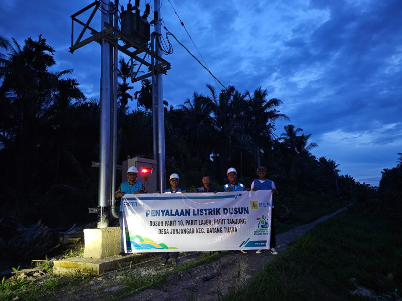 Hadirkan Terang, PLN Berhasil Listriki 4 Dusun Terpencil di Indragiri Hilir Riau